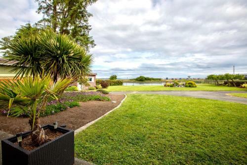 Beach Front Oasis 15 Mins From Downtown Victoria