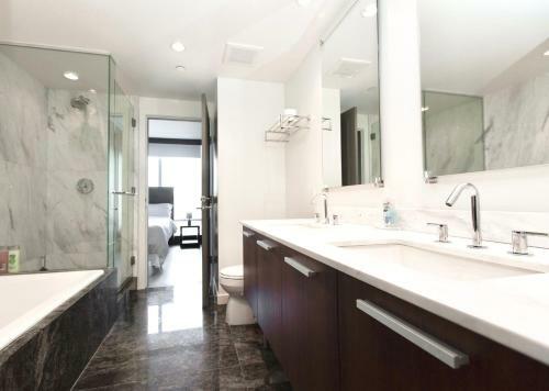 Luxe Downtown Condo With Stunning Views !!