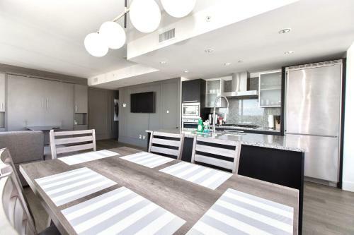 Luxe Downtown Condo With Stunning Views !!