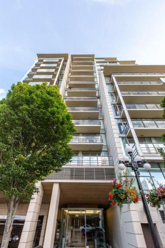 Luxe Downtown Condo With Stunning Views !!