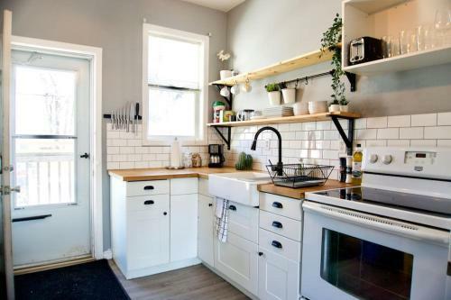 Cozy Home Broadway Great Location With Parking