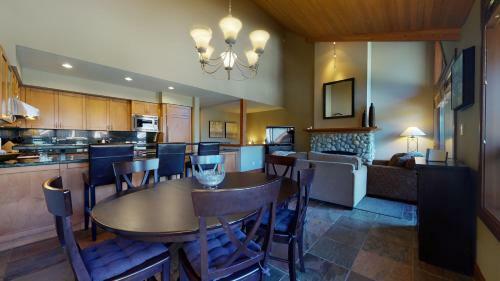 Spacious Chalet With Private Hot Tub By Harmony Whistler