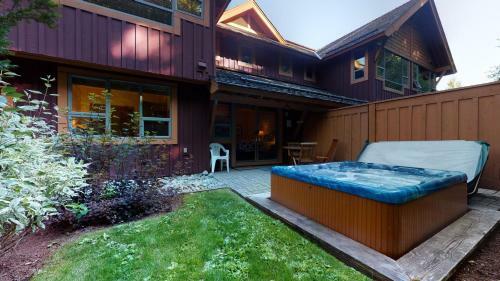Spacious Chalet With Private Hot Tub By Harmony Whistler