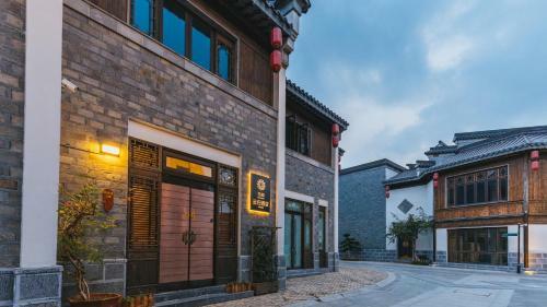 Floral Hotel Yungui Confucius Temple