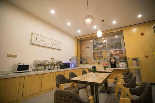 Hotel 7days Premium Yizhou Train Staiton Branch
