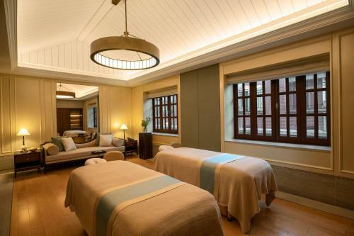 Hotel Capella Shanghai, Jian Ye Li