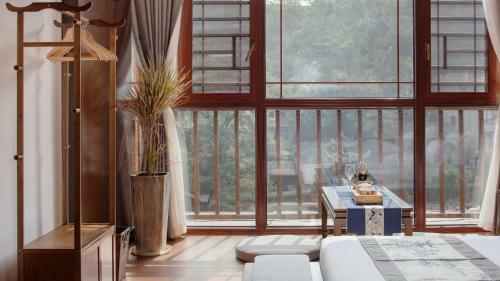 Floral Hotel Fengxue Yeguiren
