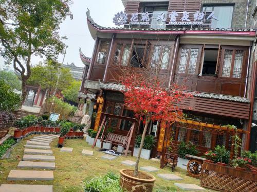 Floral Hotel Fengxue Yeguiren