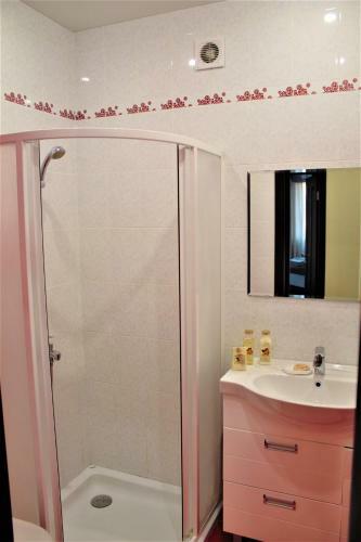 Villa 4 Bedroom Cottage At Sbornaya Str.