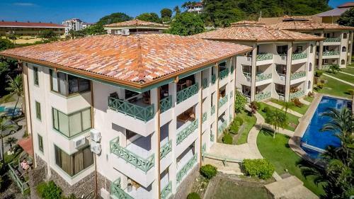 Amazing Ocean Views From This Nicely Equipped Condo