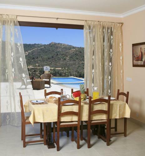 Argaka Villa Sleeps 10 With Pool Air Con And Wifi
