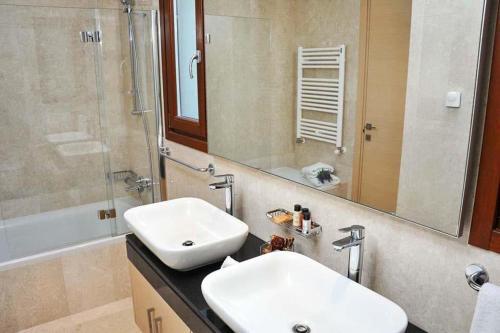 Villa In Kouklia Sleeps 6 Includes Swimming Pool Air Con And Wifi 8