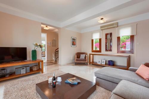Villa In Kouklia Sleeps 6 With Pool And Air Con