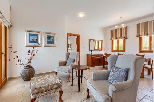 Kouklia Villa Sleeps 10 With Pool And Air Con