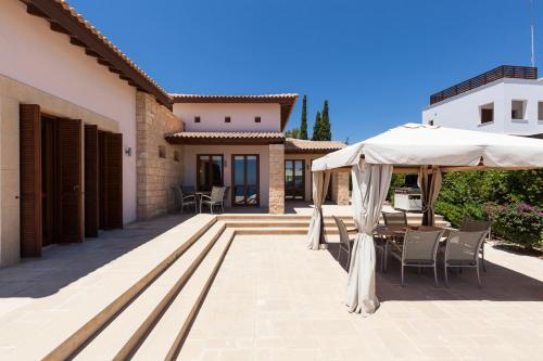 Villa In Kouklia Sleeps 6 Includes Swimming Pool And Air Con 5