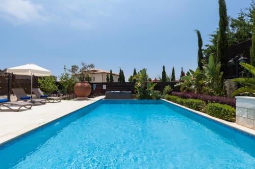 Villa In Kouklia Sleeps 6 Includes Swimming Pool And Air Con 0