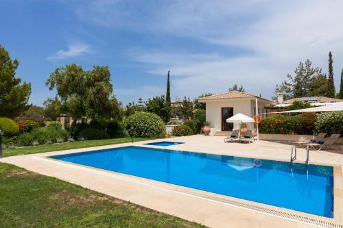 Villa In Kouklia Sleeps 4 Includes Swimming Pool And Air Con 5