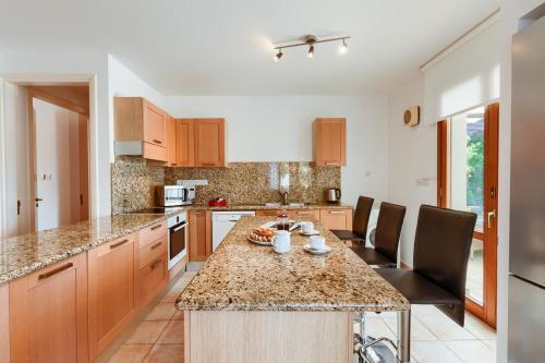 Villa In Kouklia Sleeps 4 Includes Swimming Pool And Air Con 5