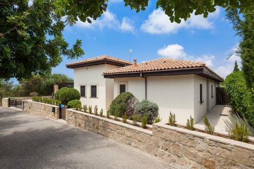 Villa In Kouklia Sleeps 6 Includes Swimming Pool And Air Con 3 8