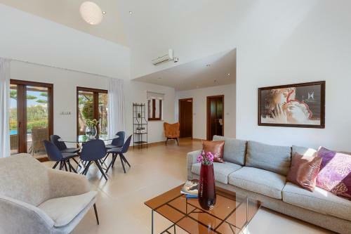 Villa In Kouklia Sleeps 6 Includes Swimming Pool And Air Con 2