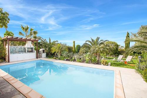 Villa In Latchi Sleeps 7 With Pool Air Con And Wifi