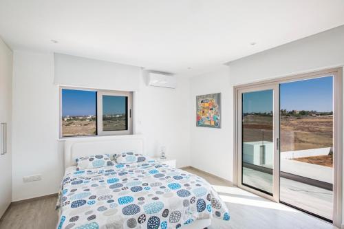 Paralimni Villa Sleeps 12 With Pool