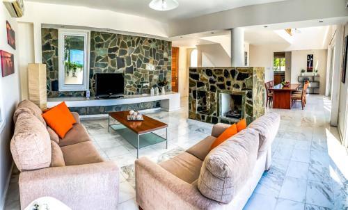 Villa In Pissouri Sleeps 6 With Pool And Air Con