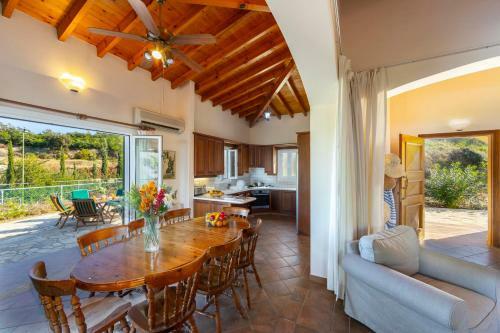 Nea Dimmata Villa Sleeps 8 With Pool Air Con And Wifi