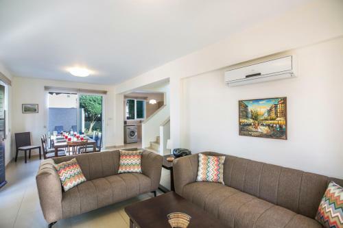 Villa In Protaras Sleeps 8 Includes Swimming Pool And Air Con 0 4