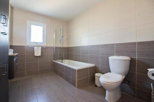 Villa In Protaras Sleeps 8 Includes Swimming Pool And Air Con 0 4