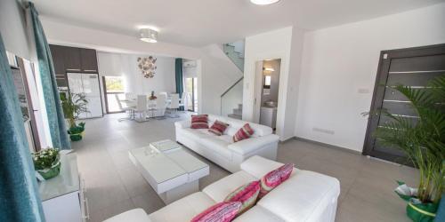 Villa In Protaras Sleeps 8 Includes Swimming Pool And Air Con 9