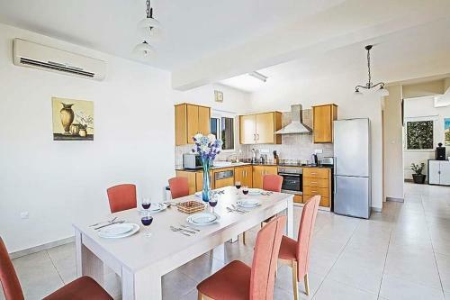 Villa In Protaras Sleeps 6 With Pool Air Con And Wifi