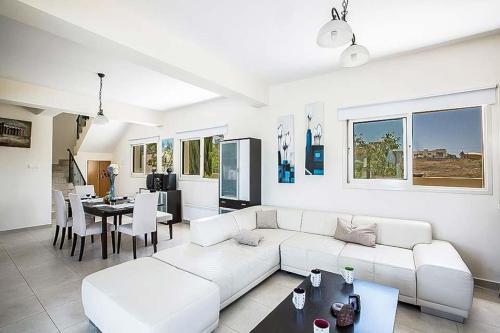 Villa In Protaras Sleeps 6 With Pool Air Con And Wifi