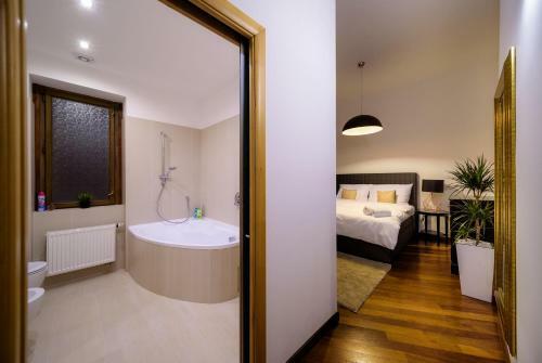 Triplex Kings Apartment In Old Town