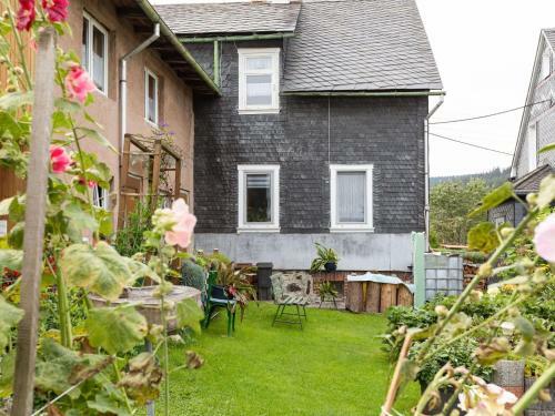 Cozy Apartment In Altenfeld With Garden