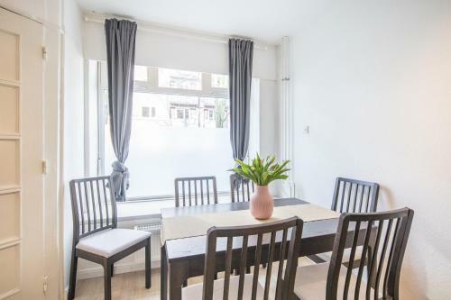 Stylish 2 Room Apartment +new Bathroom & Kitchen