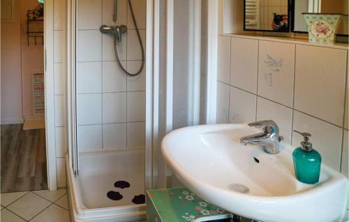 Amazing Apartment In K�hlungsborn With Internet