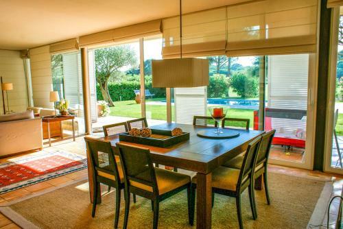Mas Pinell Villa Sleeps 9 With Pool And Wifi