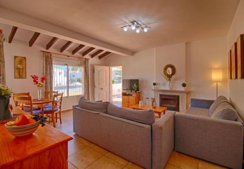 Calpe Villa Sleeps 11 With Pool Air Con And Wifi