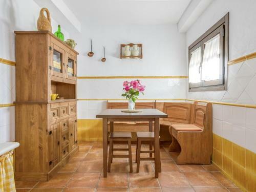 Comfy Holiday Home In Carcabuey With Patio