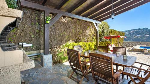 Caules Villa Sleeps 8 With Pool