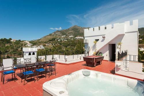 Fuengirola Villa Sleeps 10 Pool Air Con Wifi
