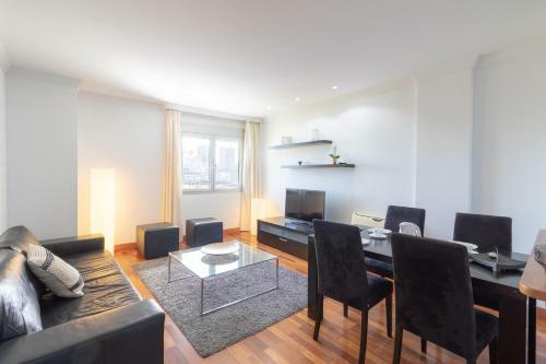 Apartamento Flatguest Ramblas Golf 6c - Parking + Pool + Gym