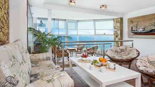 Lloret de Mar Villa Sleeps 8 With Pool And Air Con