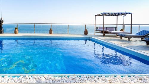 Lloret de Mar Villa Sleeps 8 With Pool And Air Con
