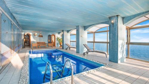Lloret de Mar Villa Sleeps 8 With Pool And Air Con