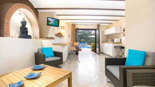 Villa In Lloret de Mar Sleeps 10 With Pool