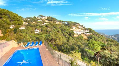 Villa In Lloret de Mar Sleeps 10 With Pool