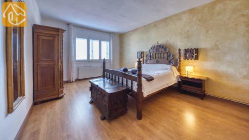 Lloret de Mar Villa Sleeps 14 Pool Wifi