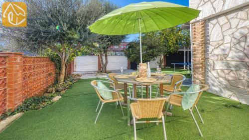 Lloret de Mar Villa Sleeps 14 Pool Wifi